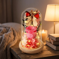 Rose éternelle rose romantique sous cloche en verre avec papillon et lumières LED – Véritable fleur fraîche, cadeau idéal pour la Saint-Valentin et les anniversaires