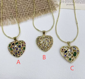 Collar al por mayor con colgante de corazón hueco de piedras preciosas coloridas, chapado en oro de 18 quilates, delicado collar con colgante de amor para mujer - Product Image 1