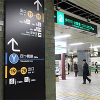 Panneau mural modulaire avec lettres LED réglables pour la signalisation et la publicité aéroportuaire, étanche IP65