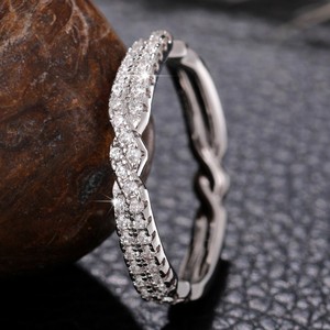 Anello Intrecciato con Pavé per Donne, Gioiello da Dito Minimalista ed Elegante - Product Image 4