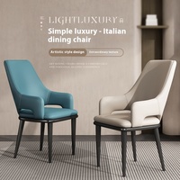 Chaise de salle à manger italienne haut de gamme Design nordique moderne Cuir léger de luxe Dossier confortable pour la maison Hôtel Négociation Métal