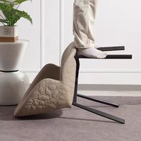 Chaise de salle à manger moderne minimaliste en cuir rembourré avec dossier nordique et structure métallique, design luxe léger pour la maison