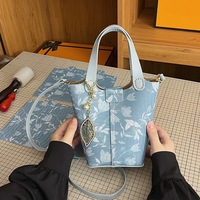 Nouveau sac à main en PU à motif floral de style chinois pour femme, collection été, élégant sac fourre-tout imprimé d'inspiration occidentale avec deux fermetures magnétiques, forme seau