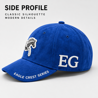 Cappellino da Baseball a 6 Pannelli in Camoscio Blu Royal con Logo Personalizzato, Strutturato, Ricamato con Emblema Cavallo in Corsa, Contorno Bianco, Fori di Ventilazione