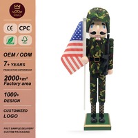 Casque de camouflage Soldat Casse-Noisette avec drapeau et fusil, base carrée verte, style militaire américain, cadeau de Noël, décoration d'intérieur, fait main