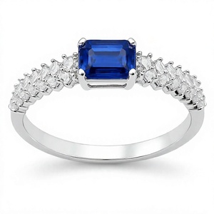 Bague de fiançailles de luxe en or blanc 14 carats avec saphir bleu taille émeraude et pierres latérales en diamant taille baguette plaqué or - Product Image 3