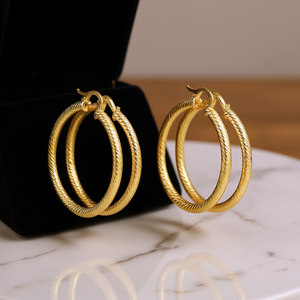 Boucles d'oreilles créoles en or E4438 pour femmes, bijoux classiques pour tous les jours, boucles d'oreilles fines plaquées or 18 carats - Product Image 2