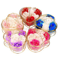 Nouveauté 2025 Saint-Valentin Coffret Cadeau 6 Savons Fleurs Artisanales en Forme de Rose avec Panier en Fer – Idéal Mariage