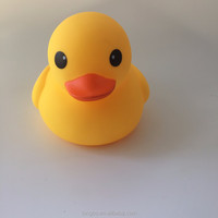 Promotionnel Licorne Petit Jaune PVC Canards En Caoutchouc Course Assortiment En Vrac Flotteur Jouets De Bain Grinçant Vache Garçon Police En Plastique Salle De Bains