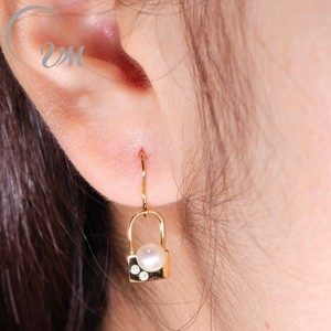 ต่างหูทองคำแท้ 18K/เงินแท้ 925 ประดับเพชรโมอิสซาไนต์ ดีไซน์ล็อค สำหรับผู้หญิง เหมาะสำหรับงานปาร์ตี้ งานครบรอบ งานแต่งงาน หรือใช้ในชีวิตประจำวัน - Product Image 4