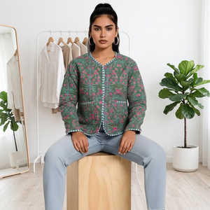 Chaqueta Rosa Tropical Kantha Reversible de Punto Acolchado con Cuello en V, Hecha a Mano con Tela Suave 100% Algodón, Transpirable y Ecológica - Product Image 1