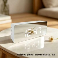 Vente directe d'usine YAOQIU Réveil numérique moderne minimaliste à finition miroir, LED intelligent, alimentation externe en plastique, silencieux