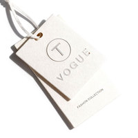 Étiquettes de prix pour vêtements de luxe gaufrés à double couche personnalisées Nouvelle conception simple Étiquettes volantes en papier Logo texturé personnalisé pour chaussures, sacs