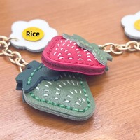 Porte-clés en cuir véritable fait main motif fraise, breloque pour sac à dos, porte-clés de voiture, design frais et créatif, best-seller
