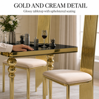 Ensemble de table à manger en verre noir de luxe avec cadre en métal doré et chaises rembourrées crème pour hôtels, restaurants, hôtellerie, intérieurs résidentiels
