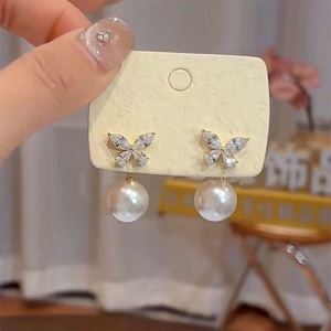 Boucles d'oreilles tendance en zircon micro-incrusté avec perles en forme de papillon pour femmes, accessoires de bijoux élégants et raffinés, style luxe léger - Product Image 2