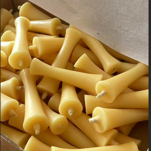 Bougies élégantes faites à la main en cire d'abeille bio, respectueuses de l'environnement, en forme de sablier, aux tons naturels jaunes et brun terreux, finition mate lisse - Product Image 3