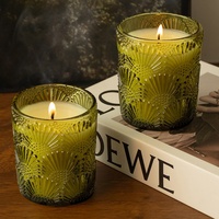 Bougie en cire de soja naturelle faite à la main dans un récipient en verre vert olive gravé avec un tube cadeau portable
