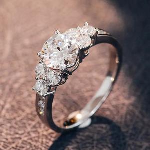 Anello di Diamanti T0330 per Donna, Classico Anello di Fidanzamento con Diamante Naturale Taglio Brillante Rotondo Colore D, Pietre Laterali, Fascia in Oro Bianco - Product Image 2