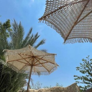 Parasol de plage bohème en macramé - 100% coton et mât en bois massif, idéal pour les hôtels côtiers de luxe et les salons extérieurs - Product Image 1