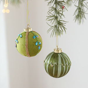 Ornamen Bola Natal Beludru Satin Hijau Sage 8cm Mewah Berhias Berlian Imitasi untuk Dekorasi Pohon Natal, Pesta Liburan, dan Dekorasi Rumah - Product Image 3