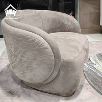 Fauteuils de luxe incurvés et arrondis, paire, motif vague, tissu velours, base métallique, personnalisation de meubles pour villa, hôtel, salon.