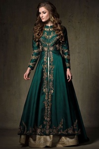 Robe élégante avec perles en verre de cristal, idéale pour une fête, 2021 - Product Image 2