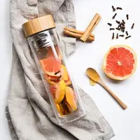 500ml Promotion Custom Logo Hochwertige doppelwandige isolierte Glas wasser flasche aus Boro silikat mit Bambus deckel Fruit Infuser
