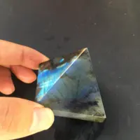 De cristal cantando piedra labradorita pirámide: venta al por mayor de energía escalar pirámides para la meditación