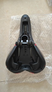 Meilleures ventes <span class=keywords><strong>de</strong></span> <span class=keywords><strong>selle</strong></span> <span class=keywords><strong>de</strong></span> vélo <span class=keywords><strong>de</strong></span> montagne pour hommes en cuir PU avec coque en cuir gel ventilé souple pour un vélo <span class=keywords><strong>de</strong></span> route confortable - Product Image 2
