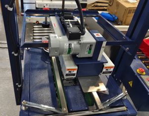 Machine de scellage de boîtes semi-automatique HIPAC 2025 FXJ6050, application chimique, scellage à froid, scelleuse de cartons, emballage de caisses en bois - Product Image 6