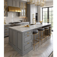 Cuisine modulaire personnalisable avec armoires grises, îlot central en pierre frittée moderne avec évier, fabriqué en Chine