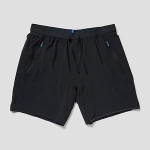 Pantalones cortos de compresión negros con efecto fruncido en glúteos para mujer y hombre, ideales para entrenamiento y running. - Product Image 2