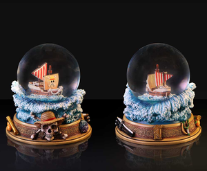 Globo de Nieve Personalizado del <span class=keywords><strong>Barco</strong></span> <span class=keywords><strong>Pirata</strong></span> Going Merry, Globo de Agua de Resina de Anime para Colección de Fans y Decoración del Hogar - Product Image 2