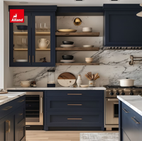 Armoire murale de cuisine Alland bleu marine, style Shaker moderne, finition laquée, allant jusqu'au plafond, pour cuisine sur mesure.