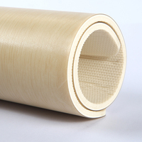 Rollo de suelo de vinilo de PVC autoadhesivo de diseño moderno, impermeable, resistente al desgaste, tablón de baldosas para gimnasio, característica antideslizante