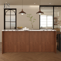 Îlot de cuisine minimaliste en bois de noyer avec plateau en pierre frittée Pandora naturelle, comptoir de petit-déjeuner autoportant pour la maison