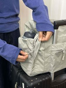 Sac fourre-tout grande capacité avec bandoulière, adapté aux poignées de bagages, pour les voyages et la salle de sport - Product Image 4