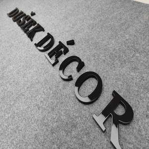 Insegna in Metallo Composito con Lettere 3D Personalizzate, Finitura Nera e Oro, Base in Acciaio Inox e Fronte in Acrilico - Product Image 4