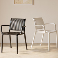 Chaise de salle à manger moderne empilable en plastique PP avec accoudoirs, pour usage extérieur et intérieur, restaurant, café