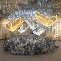 Fournisseurs de matériel de mariage, éclairage décoratif en forme d'ailes de papillon pour le plafond de la salle de mariage avec support lumineux LED
