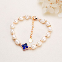 Bracelet en perles d'eau douce blanches personnalisées en gros, avec breloque trèfle colorée et perles dorées, réglable, bijoux pour femmes, fournisseur OEM ODM en gros