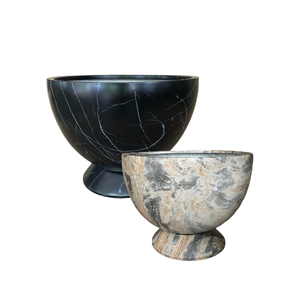 Pot de fleurs décoratif moderne en fibre de verre avec finition marbre, prêt à être expédié, pour jardin, terrasse ou extérieur. - Product Image 1
