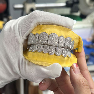 Griglia Dentale Personalizzata Hip Hop in Argento 925 con 8 Diamanti Superiori e 8 Inferiori in Moissanite VVS per Uomo - Product Image 2