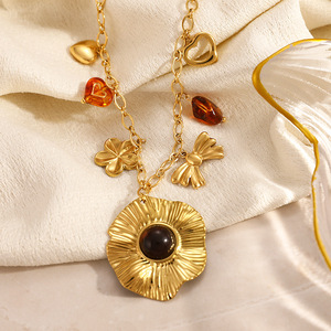 Collier pendentif tendance plaqué or 18 carats, forme fleur, en résine, bijoux de fête - Product Image 3