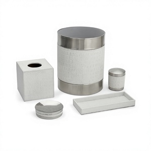 Métal argenté Faux cuir 5 accessoires de salle de bain ensemble corbeille à papier porte-savon plateau inclus pour la décoration de la maison et de la salle de bain - Product Image 1