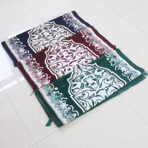Alfombra Floral Tejida Antideslizante y Agradable al Tacto YASEEN No. 2 cuentas islámicas para tasbih y alfombra de oración de 70x110 cm - Product Image 1