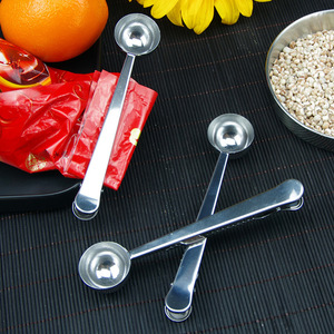 Juego de tazas y cucharas medidoras de acero inoxidable hechas a medida (5 piezas), incluyendo pinzas para leche en polvo, pinzas para café y utensilios de repostería. - Product Image 4