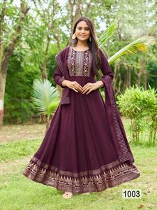 Robes de créateur en rayonne lourde avec quatre feuilles latérales avec Dupatta pour mariage et fête disponibles au prix d'exportation - Product Image 4