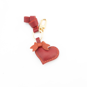 Llavero de Cuero Borgoña con Forma de Corazón y Detalle de Lazo - Product Image 5